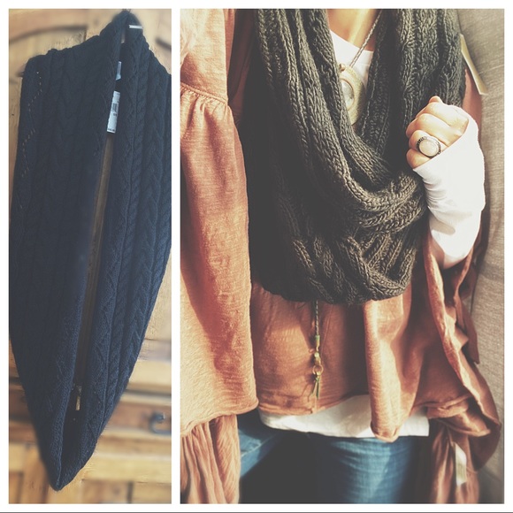 Cable Knit Circle Scarf - Picture 8 of 16